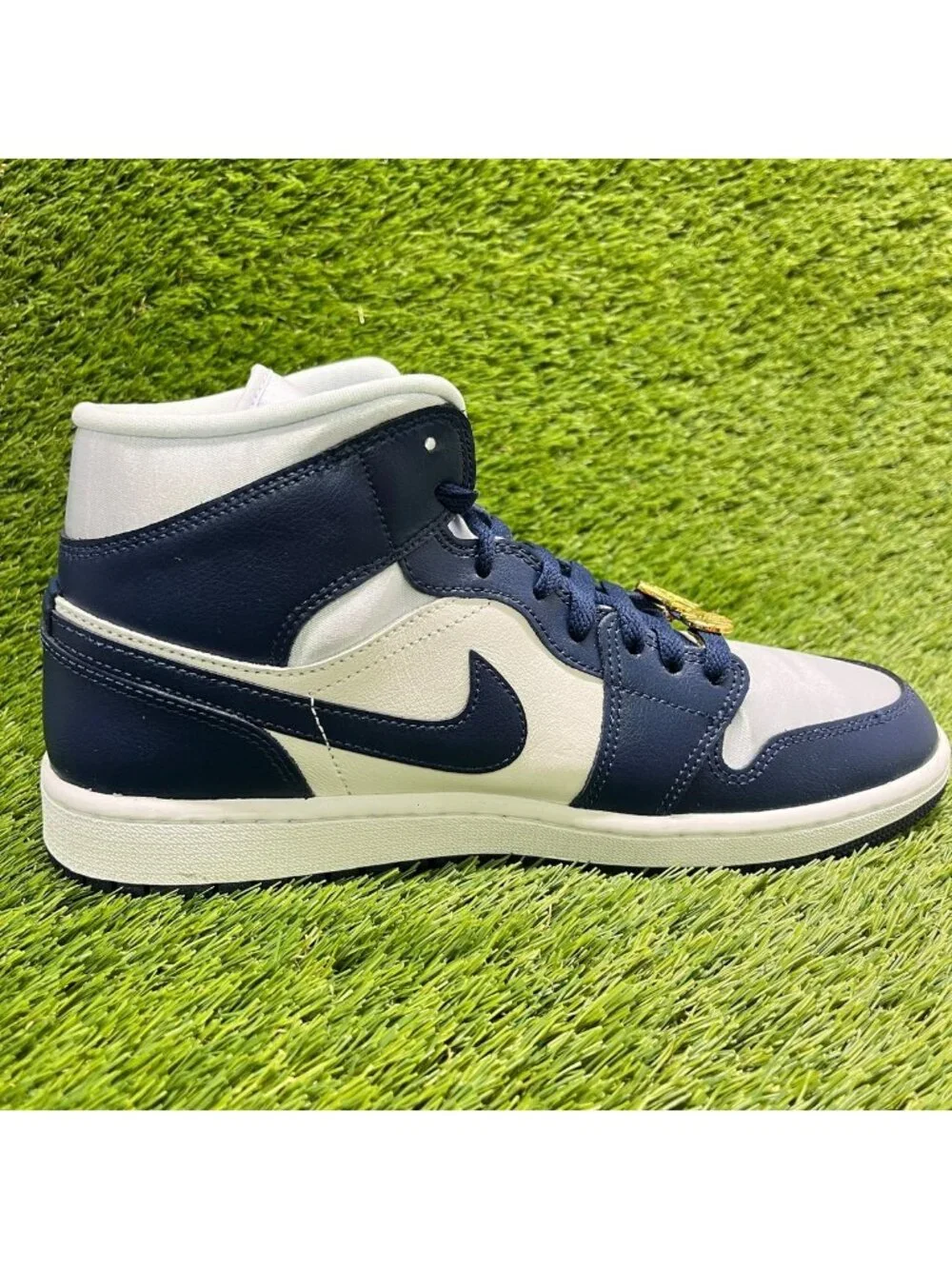 Nike Air Jordan 1 Mid SE Womens Size 11 Gray Navy Blue Basketball Shoes Sneakers